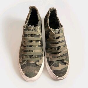 ROCKET DOG Sneakers Green Camo Distressed Raw Edge Low Top Slip Ons Sz 7.5 EUC‎
